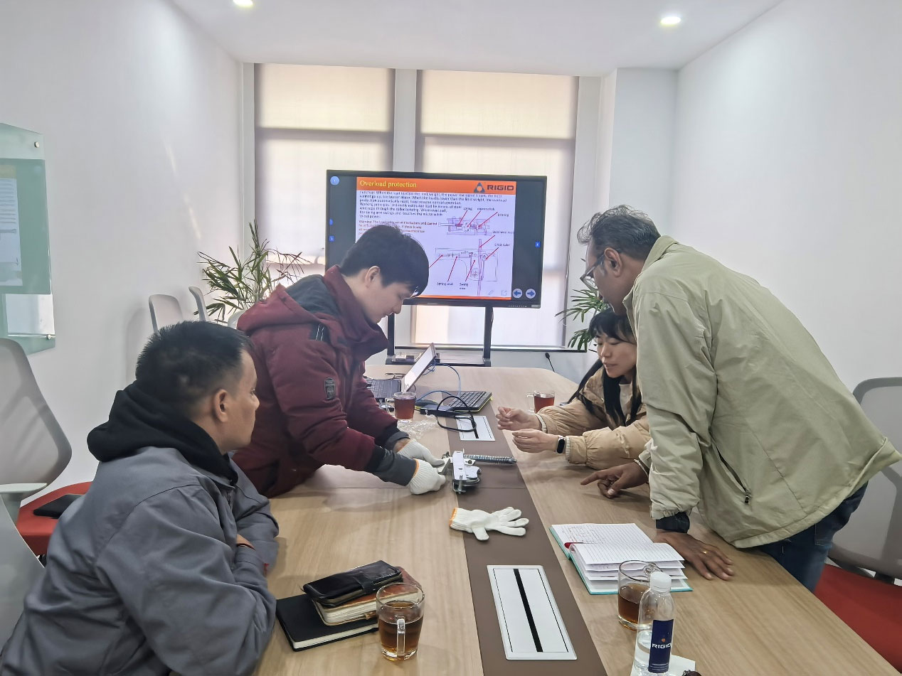 Intercâmbio tecnológico transfronteiriço: visita de clientes internacionais conclui com treinamento de manutenção de elevadores bem sucedido